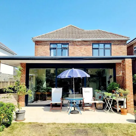 Cosy Family Haven: Spacious 3-Bedroom Retreat In Christchurch Bournemouth Exterior photo