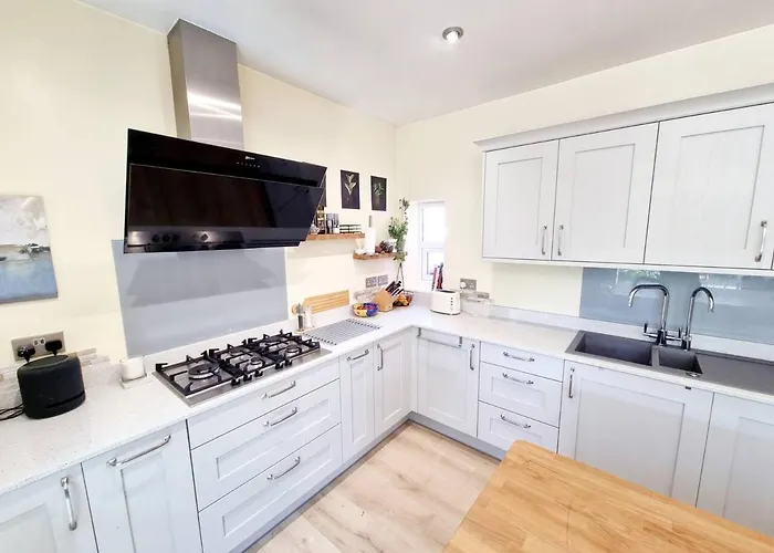 Cosy Family Haven: Spacious 3-Bedroom Retreat In Christchurch